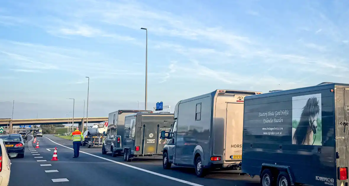 Ongeval tussen paardentrailer en aanhanger met zeilschip op snelweg