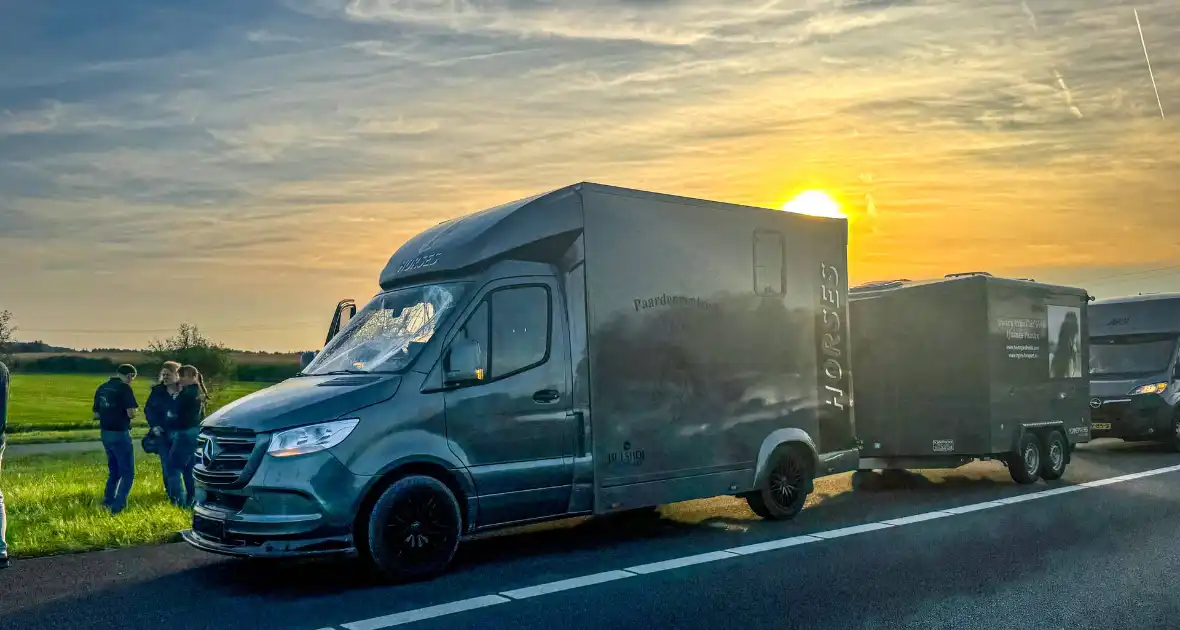 Ongeval tussen paardentrailer en aanhanger met zeilschip op snelweg - Foto 2