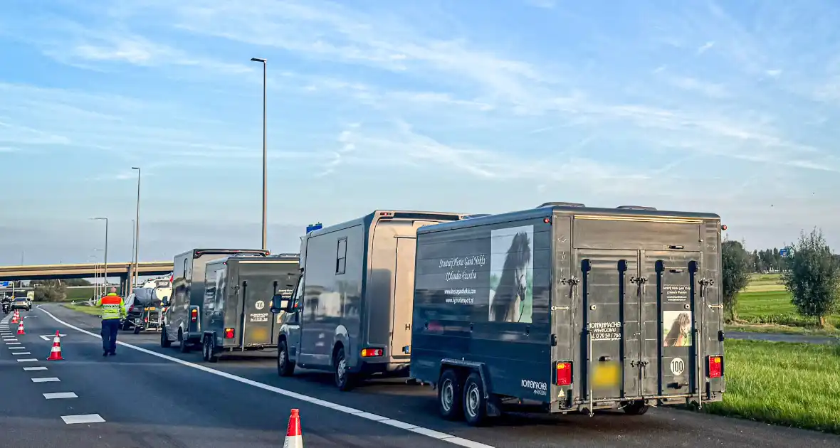 Ongeval tussen paardentrailer en aanhanger met zeilschip op snelweg - Foto 3