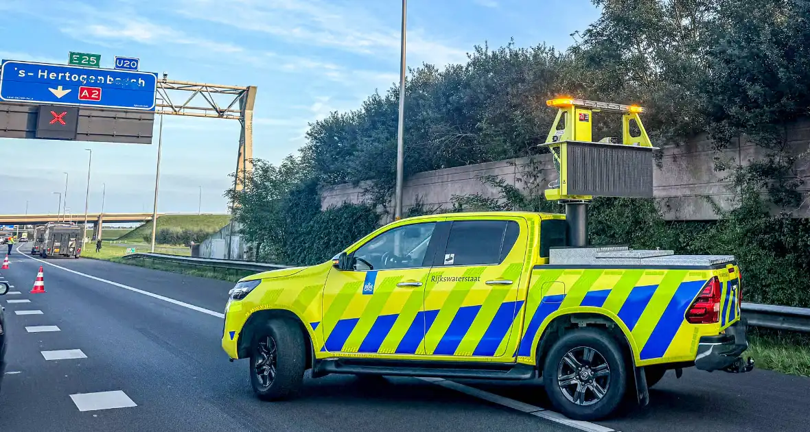 Ongeval tussen paardentrailer en aanhanger met zeilschip op snelweg - Foto 4