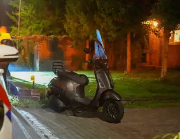 Verkeersongeval tussen auto en scooter na inhaalactie