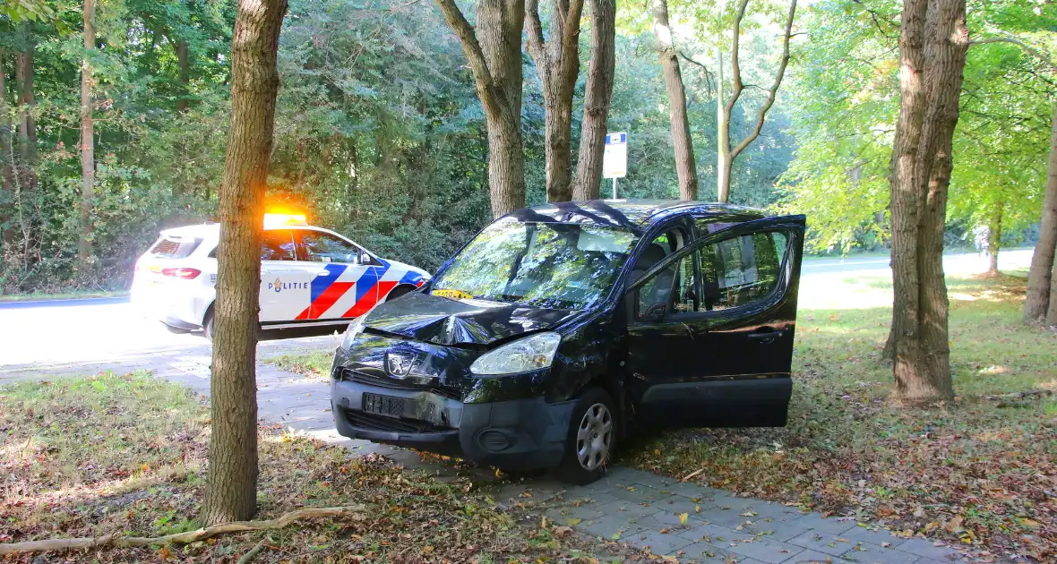 Bestuurder rijdt lantaarnpaal uit de grond bij ongeval