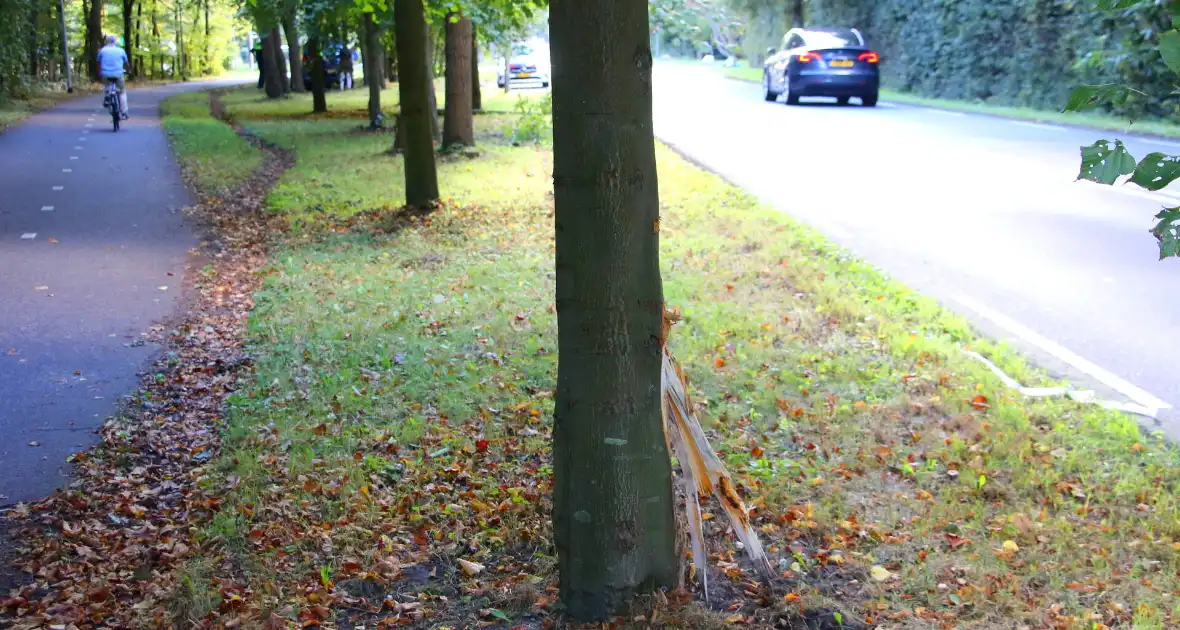 Bestuurder rijdt lantaarnpaal uit de grond bij ongeval - Foto 1