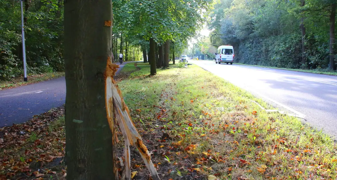 Bestuurder rijdt lantaarnpaal uit de grond bij ongeval - Foto 2