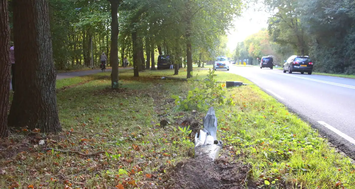 Bestuurder rijdt lantaarnpaal uit de grond bij ongeval - Foto 3