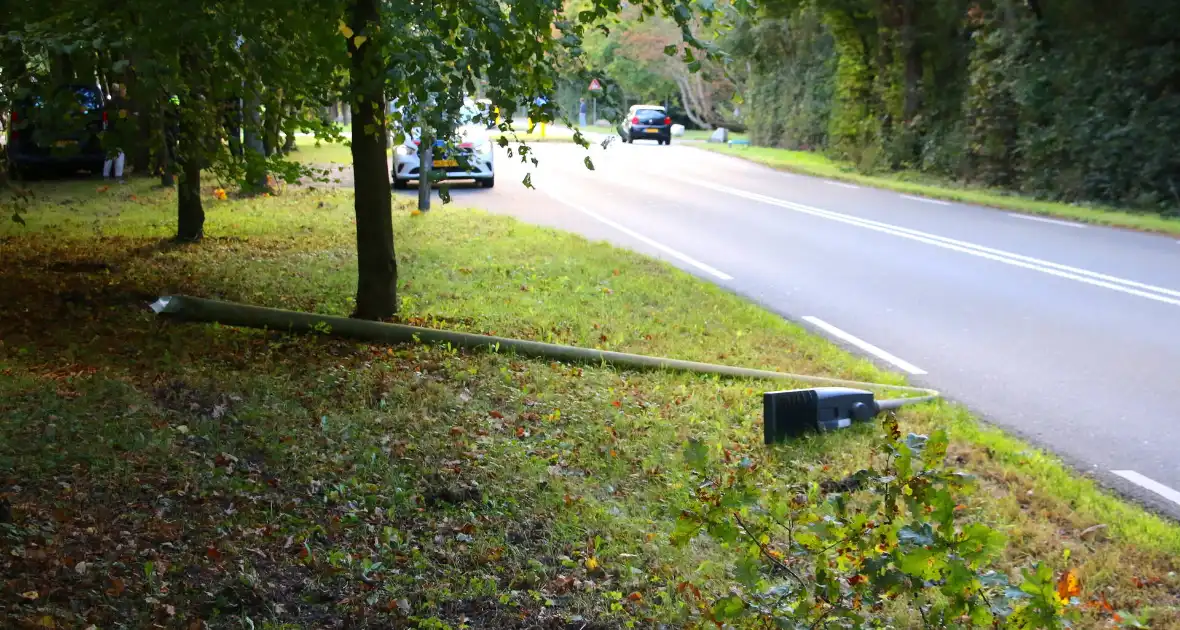 Bestuurder rijdt lantaarnpaal uit de grond bij ongeval - Foto 4