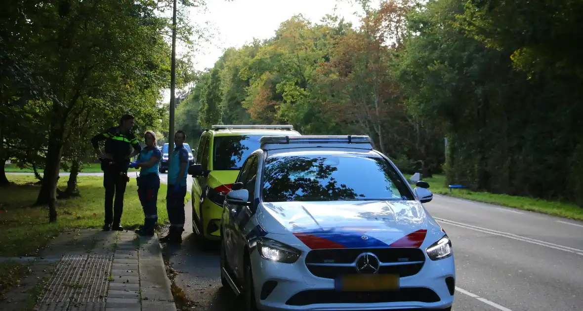 Bestuurder rijdt lantaarnpaal uit de grond bij ongeval - Foto 5