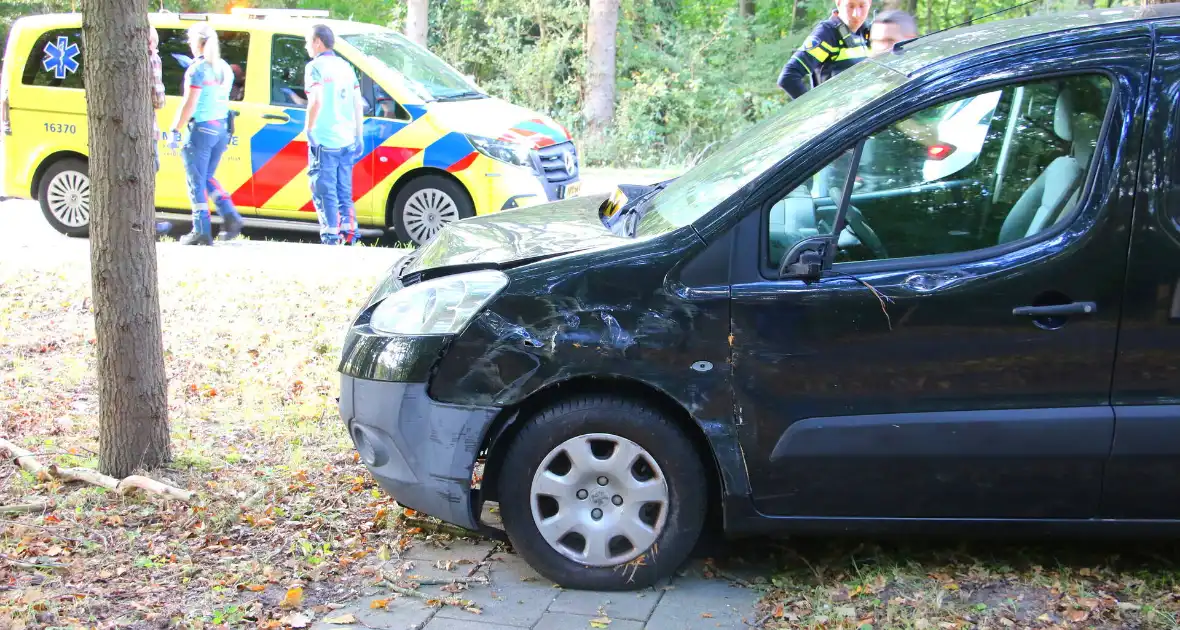 Bestuurder rijdt lantaarnpaal uit de grond bij ongeval - Foto 6