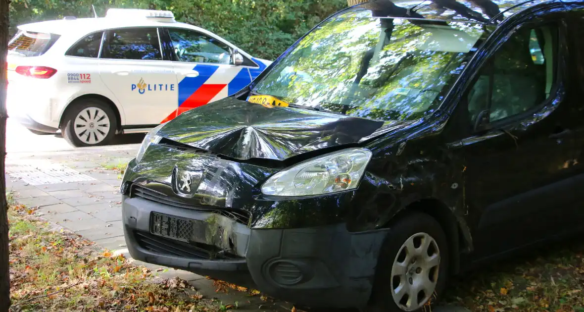 Bestuurder rijdt lantaarnpaal uit de grond bij ongeval - Foto 7