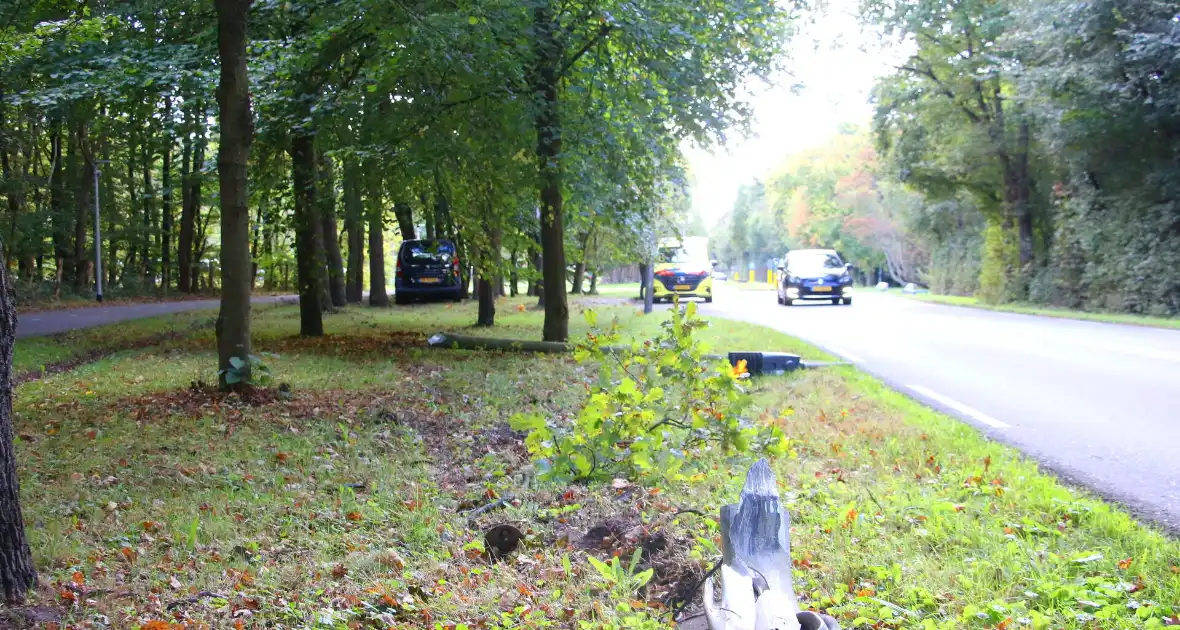 Bestuurder rijdt lantaarnpaal uit de grond bij ongeval - Foto 8