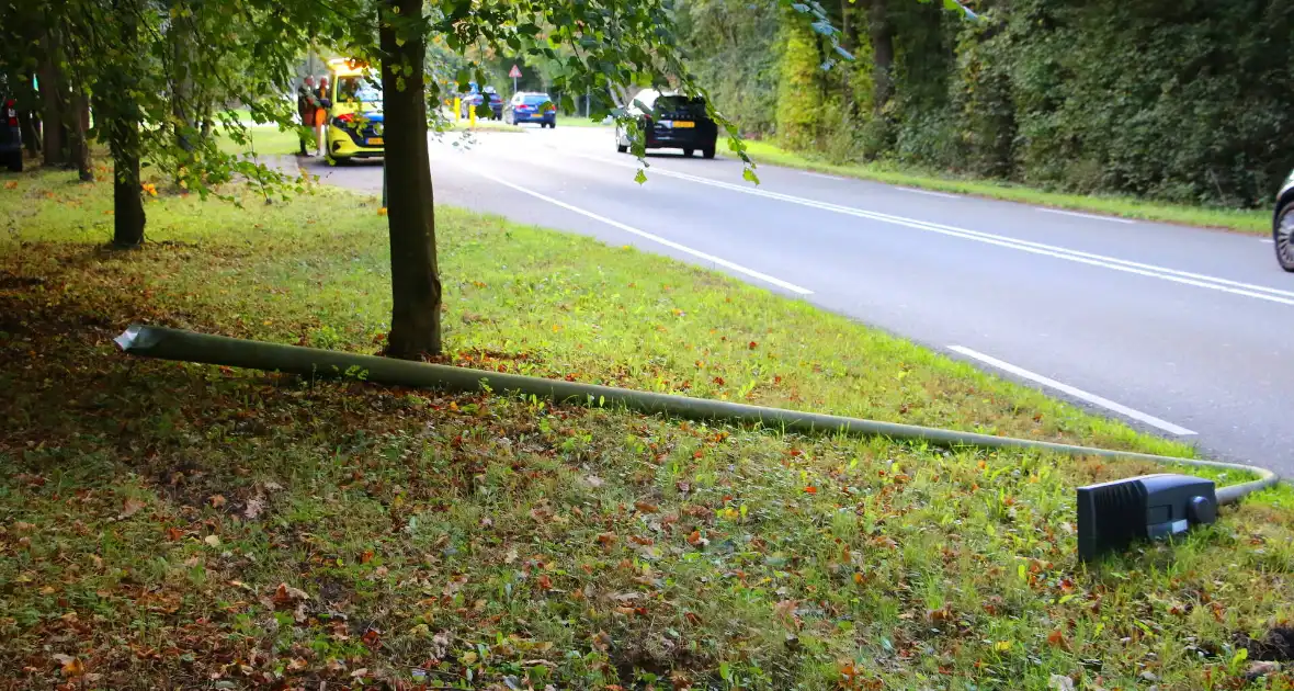 Bestuurder rijdt lantaarnpaal uit de grond bij ongeval - Foto 9