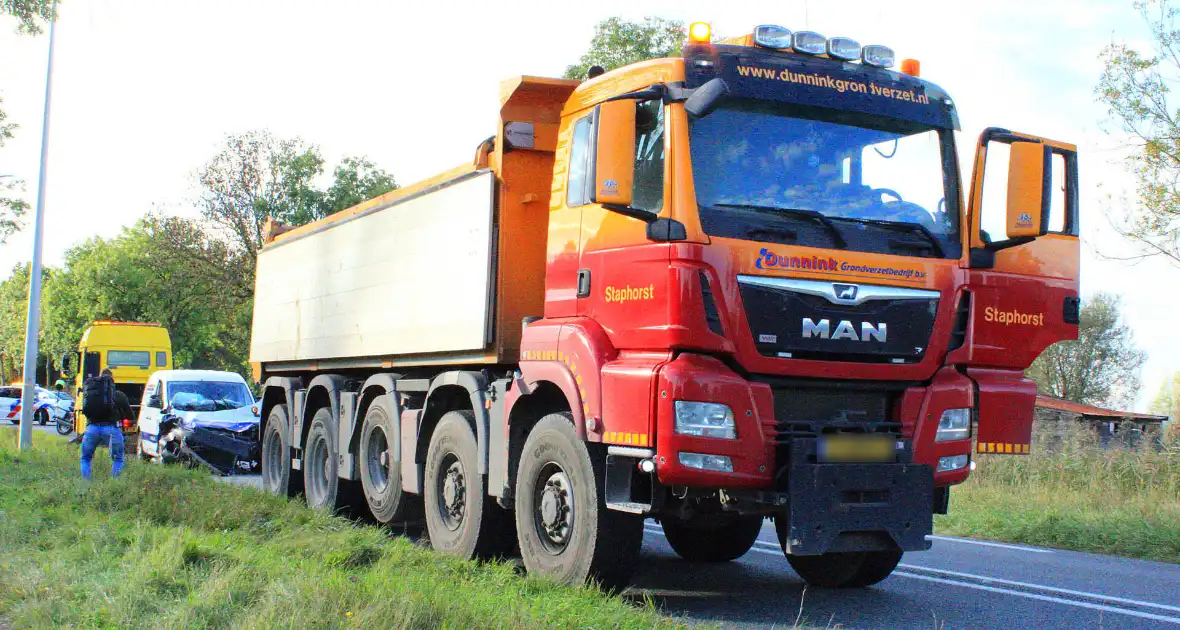 Bestelbus botst op vrachtwagen