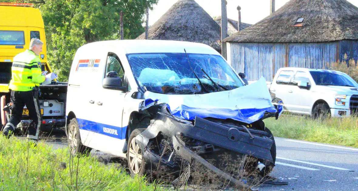 Bestelbus botst op vrachtwagen - Foto 1