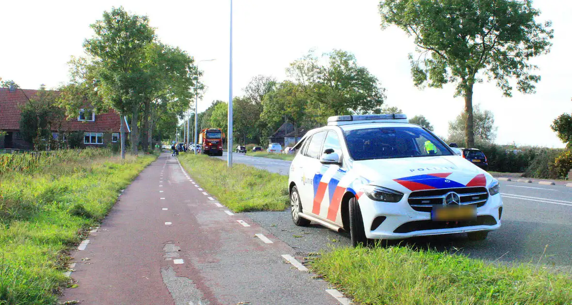 Bestelbus botst op vrachtwagen - Foto 2