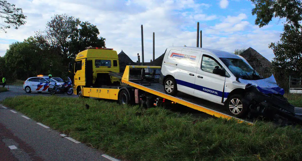 Bestelbus botst op vrachtwagen - Foto 3
