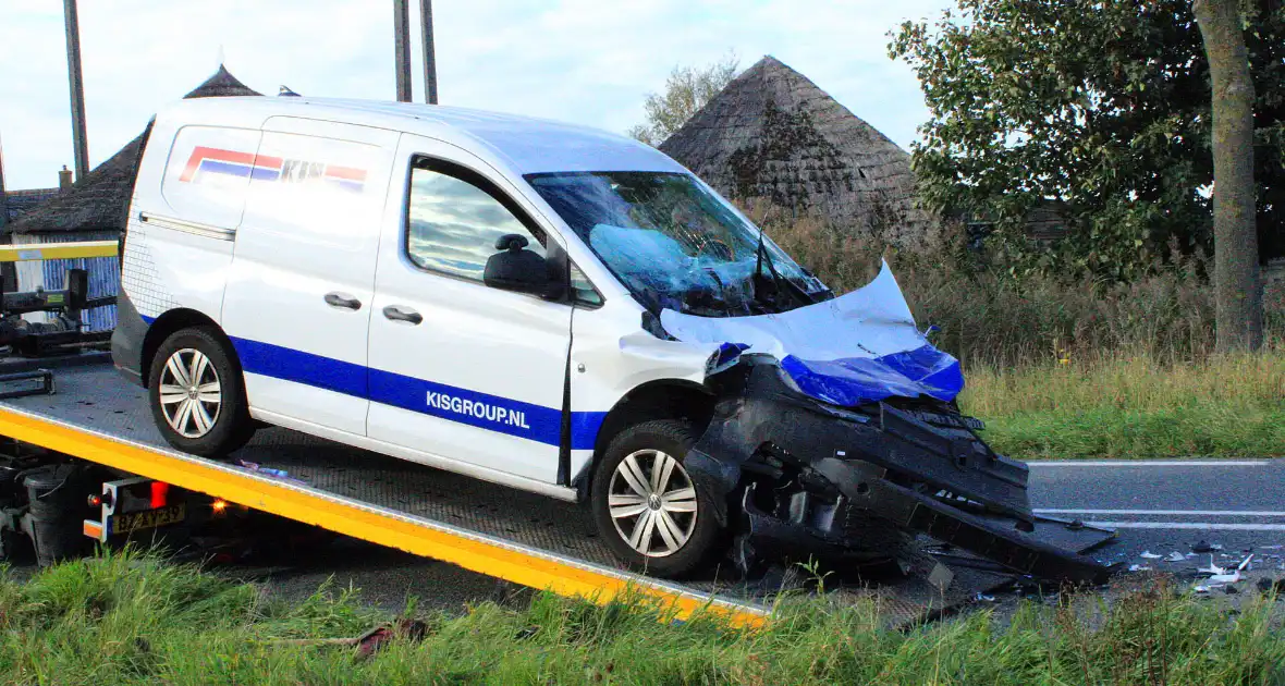 Bestelbus botst op vrachtwagen - Foto 4