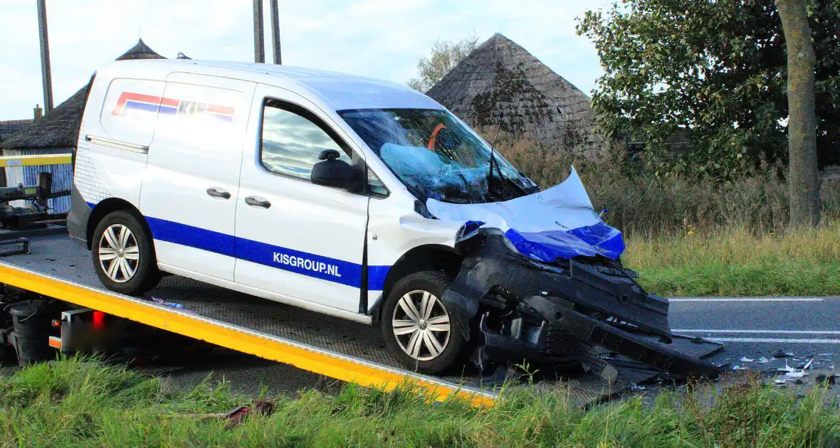 Bestelbus botst op vrachtwagen - Foto 5