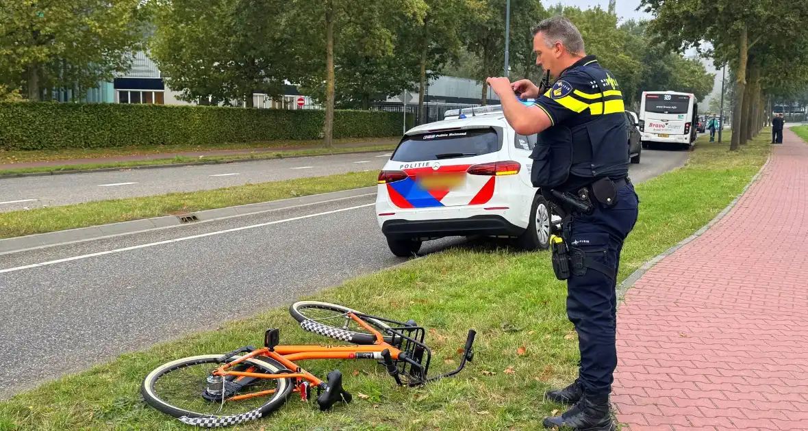 Fietser gewond na aanrijding met lijnbus - Foto 1