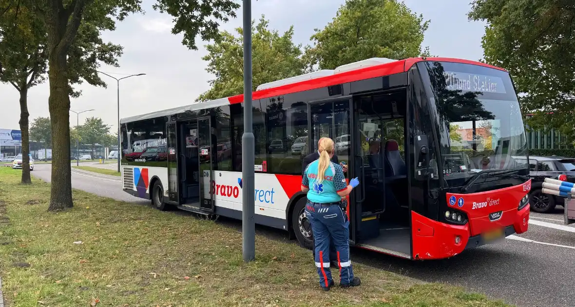 Fietser gewond na aanrijding met lijnbus - Foto 2