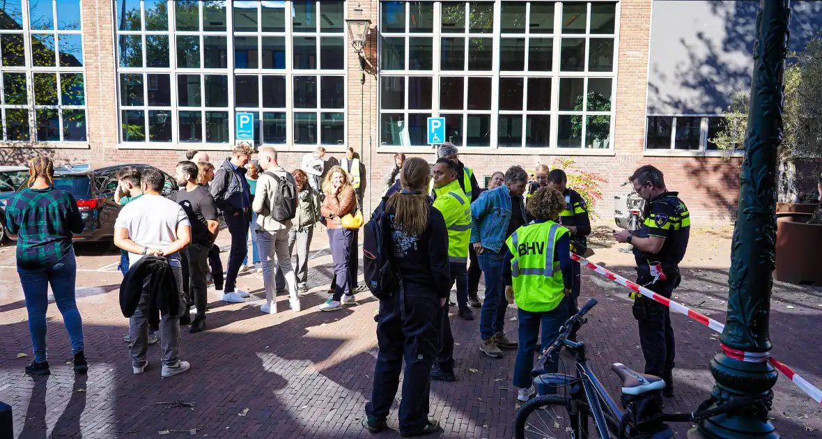 Explosieven team onderzoekt pakket - Foto 1