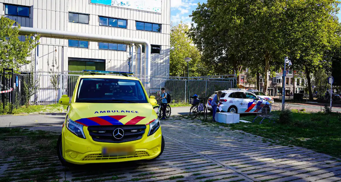 Explosieven team onderzoekt pakket - Foto 2