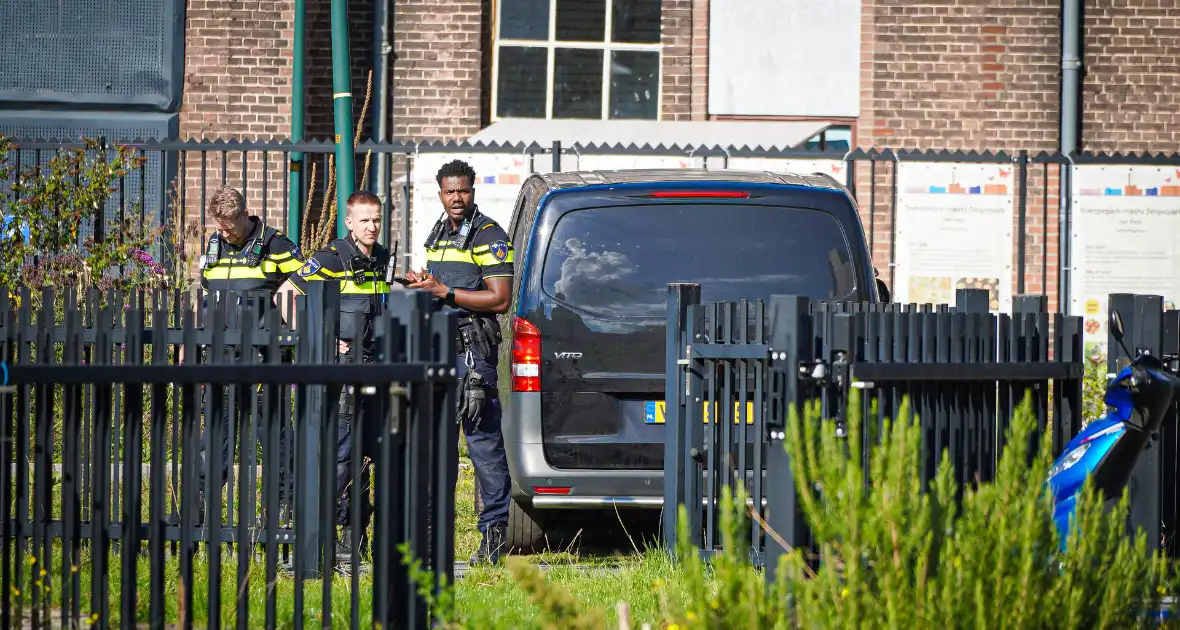 Explosieven team onderzoekt pakket - Foto 3