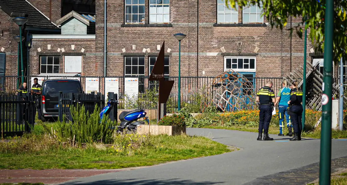 Explosieven team onderzoekt pakket - Foto 4