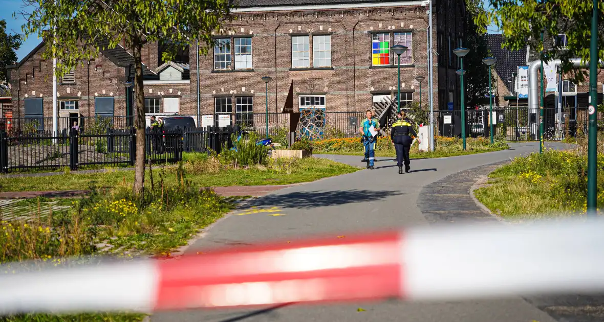 Explosieven team onderzoekt pakket - Foto 5