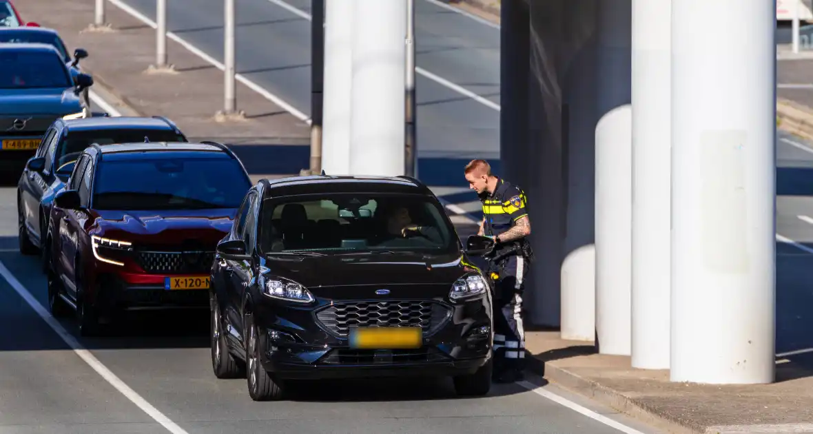 Auto botst achterop voertuig met kind erin