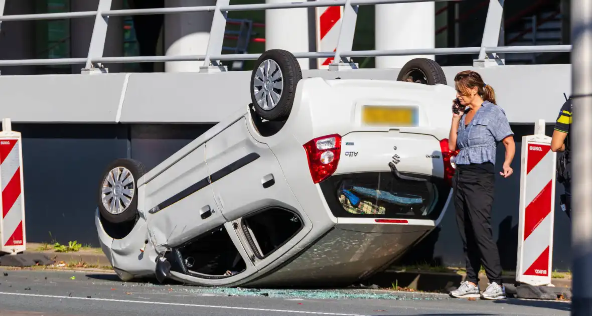 Auto botst achterop voertuig met kind erin - Foto 1