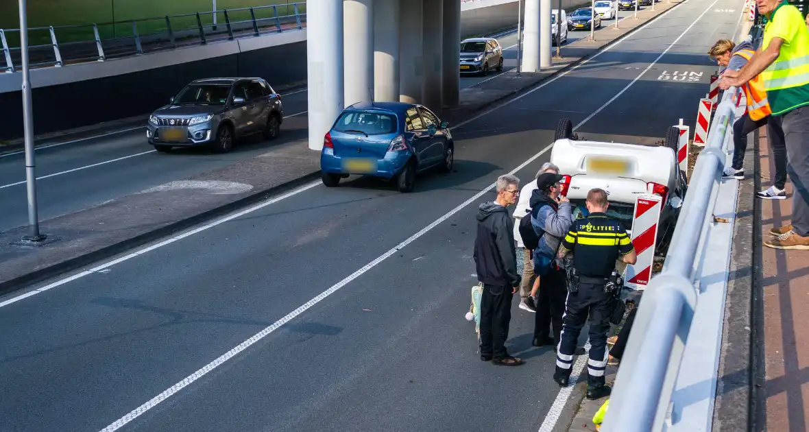 Auto botst achterop voertuig met kind erin - Foto 10