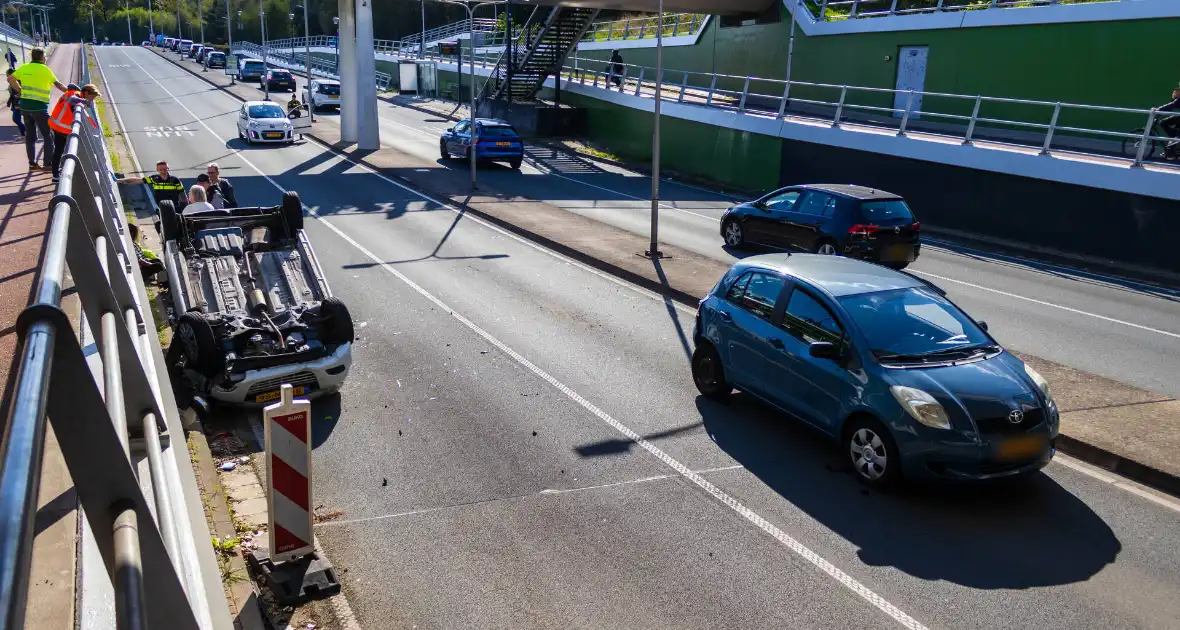 Auto botst achterop voertuig met kind erin - Foto 11