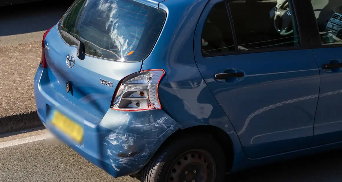 Auto botst achterop voertuig met kind erin - Foto 12