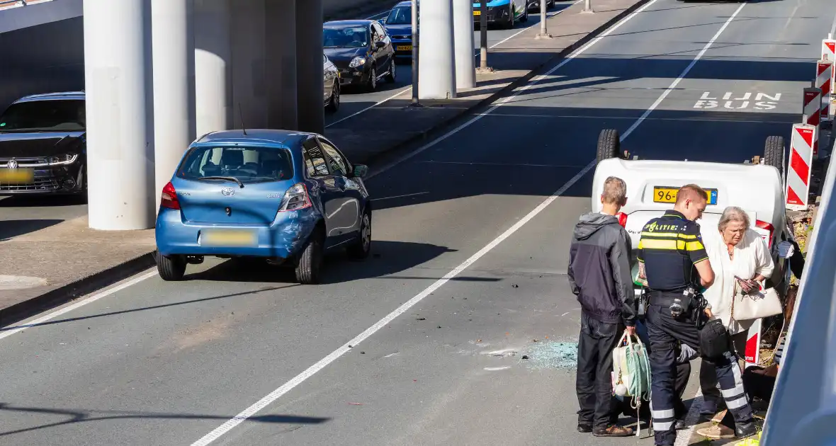Auto botst achterop voertuig met kind erin - Foto 13