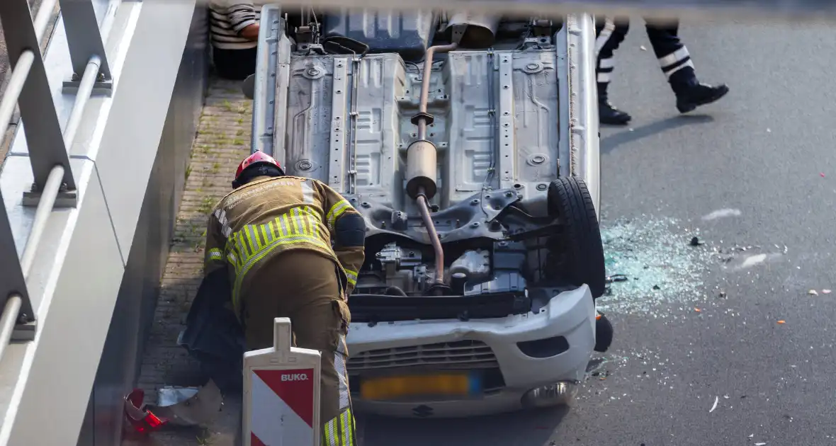 Auto botst achterop voertuig met kind erin - Foto 14