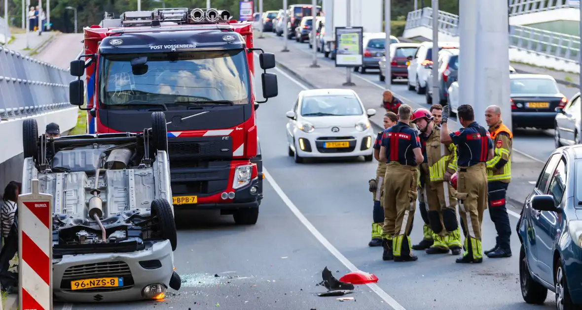 Auto botst achterop voertuig met kind erin - Foto 15