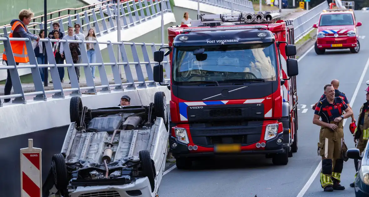 Auto botst achterop voertuig met kind erin - Foto 16