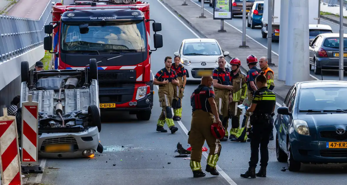 Auto botst achterop voertuig met kind erin - Foto 17