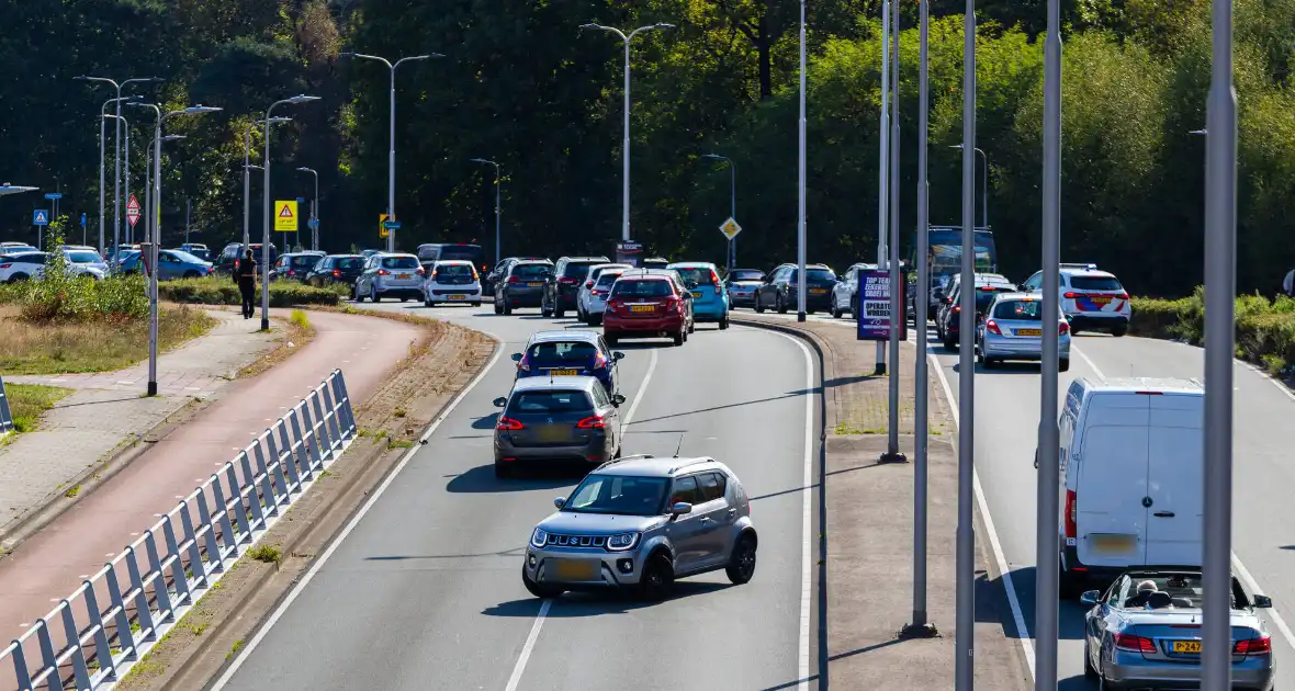 Auto botst achterop voertuig met kind erin - Foto 18