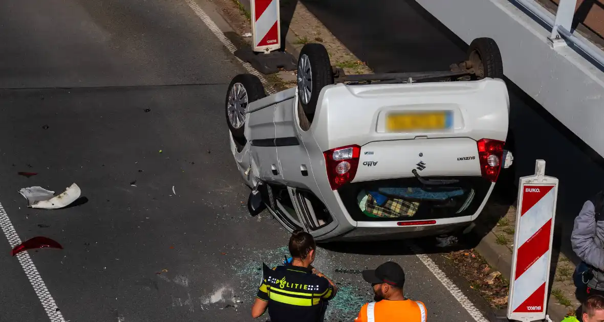Auto botst achterop voertuig met kind erin - Foto 19