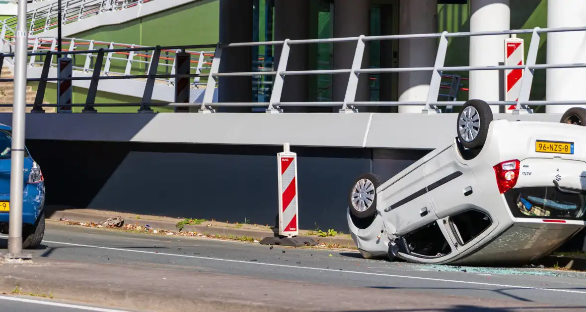Auto botst achterop voertuig met kind erin - Foto 2