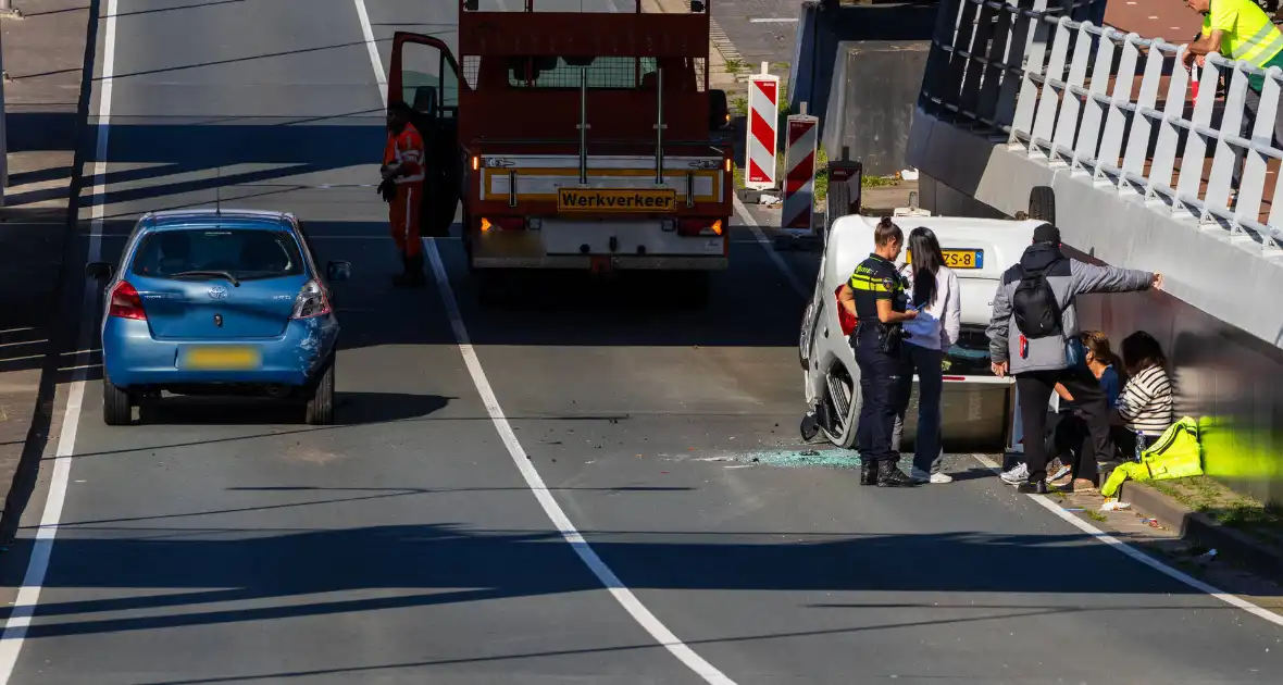 Auto botst achterop voertuig met kind erin - Foto 3