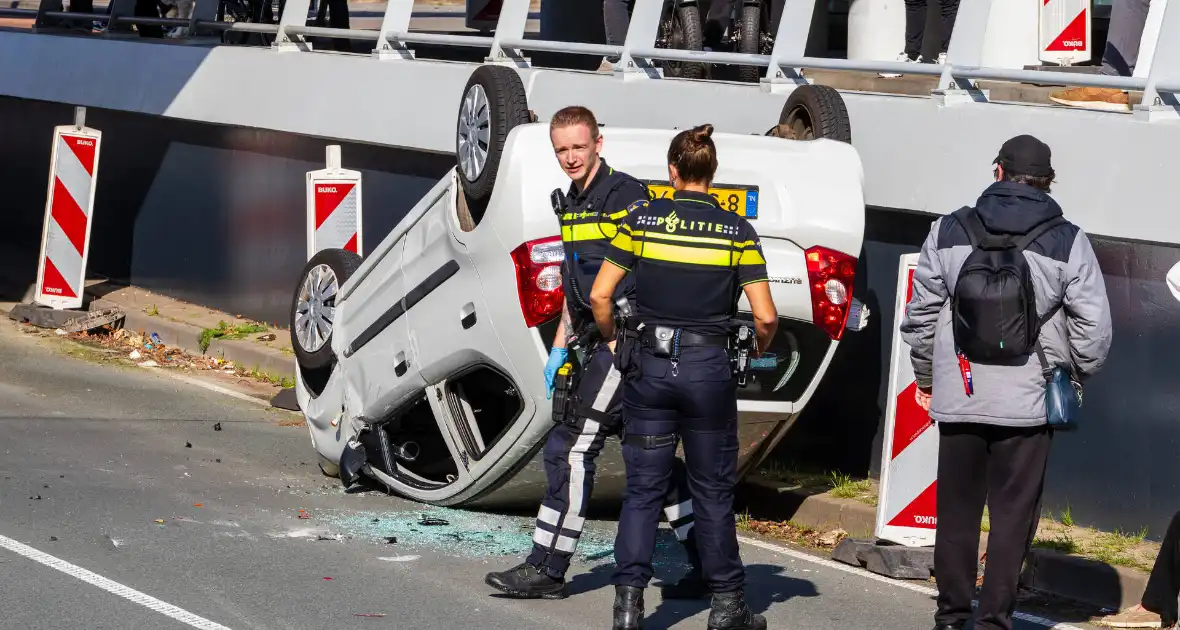 Auto botst achterop voertuig met kind erin - Foto 4
