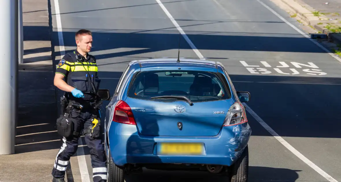 Auto botst achterop voertuig met kind erin - Foto 5