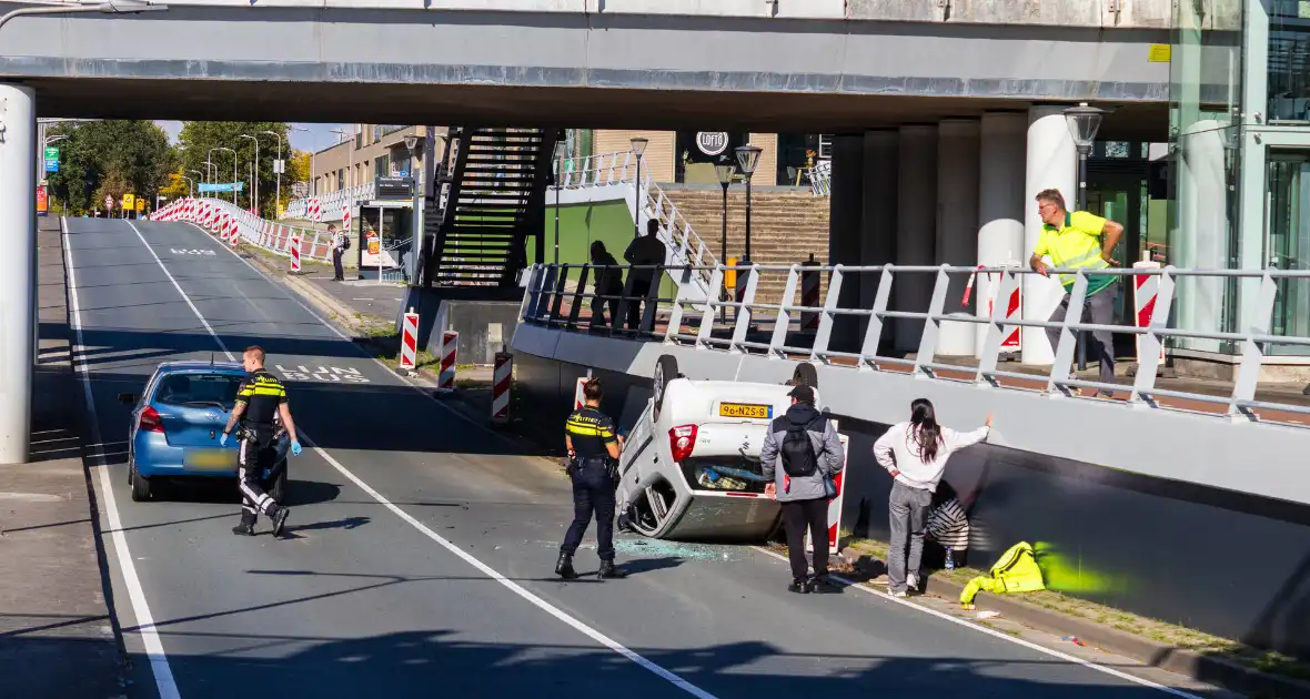 Auto botst achterop voertuig met kind erin - Foto 6