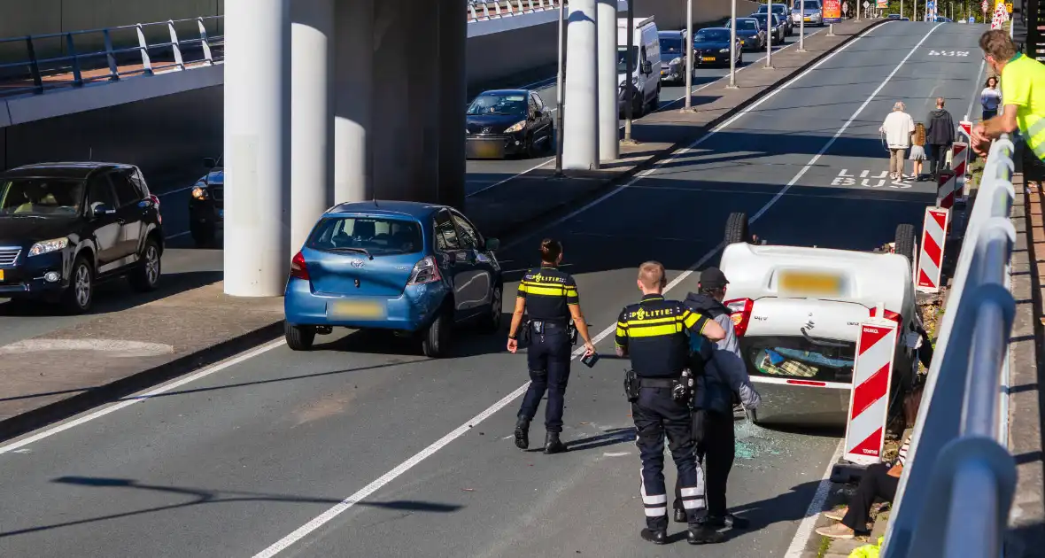 Auto botst achterop voertuig met kind erin - Foto 7
