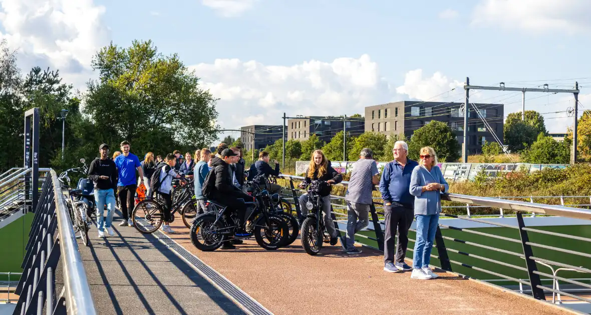 Auto botst achterop voertuig met kind erin - Foto 8