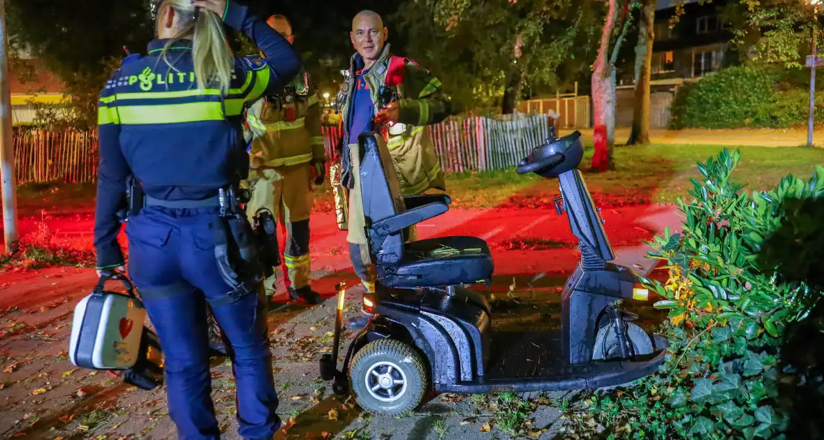 Scootmobiel bestuurder uit water gered