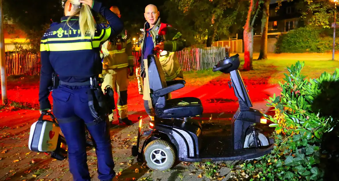 Scootmobiel bestuurder uit water gered - Foto 3