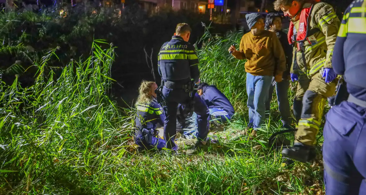 Scootmobiel bestuurder uit water gered - Foto 8